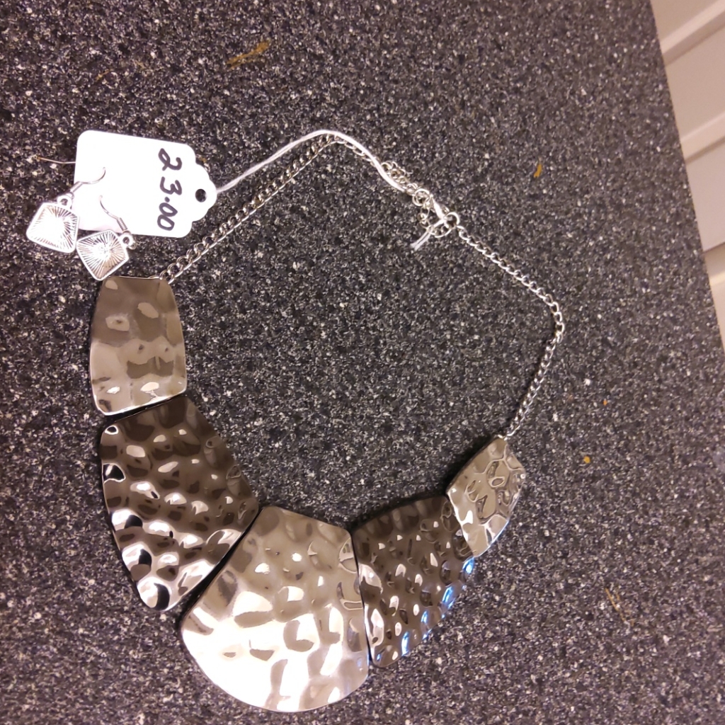 ...Silver Tone Necklace Nwot